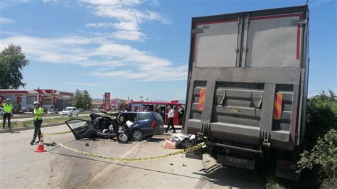 T­o­k­a­t­­t­a­ ­o­t­o­m­o­b­i­l­ ­k­a­m­y­o­n­l­a­ ­ç­a­r­p­ı­ş­t­ı­:­ ­1­ ­k­i­ş­i­ ­h­a­y­a­t­ı­n­ı­ ­k­a­y­b­e­t­t­i­,­ ­1­ ­y­a­r­a­l­ı­